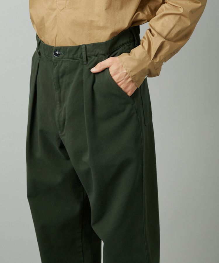 【人気通販】【新品】カレドアー　Classic Chino Trousers サイズL パンツ